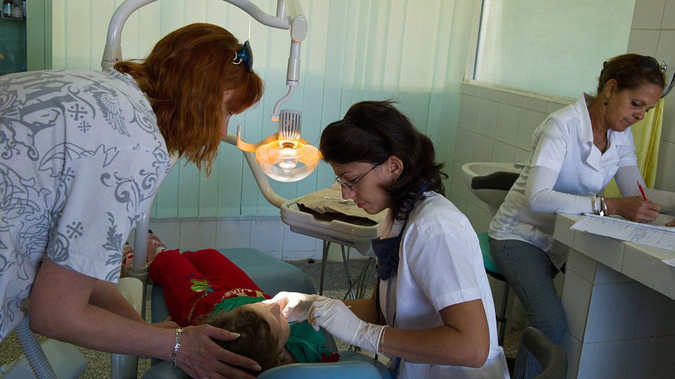Dentista atendiendo a un menor ucraniano en Cuba