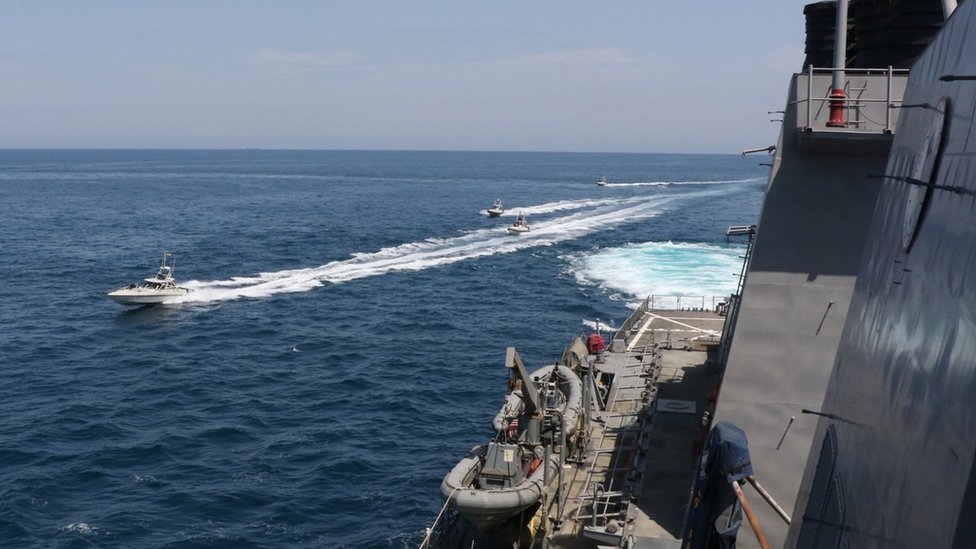 Раздаточная фотография из ВМС США, на которой показаны корабли иранского военно-морского флота Корпуса стражей исламской революции (IRGCN) возле американского судна в Персидском заливе (15 апреля 2020 г.)