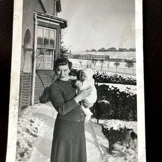 Margaret con su madre cuando era bebé.