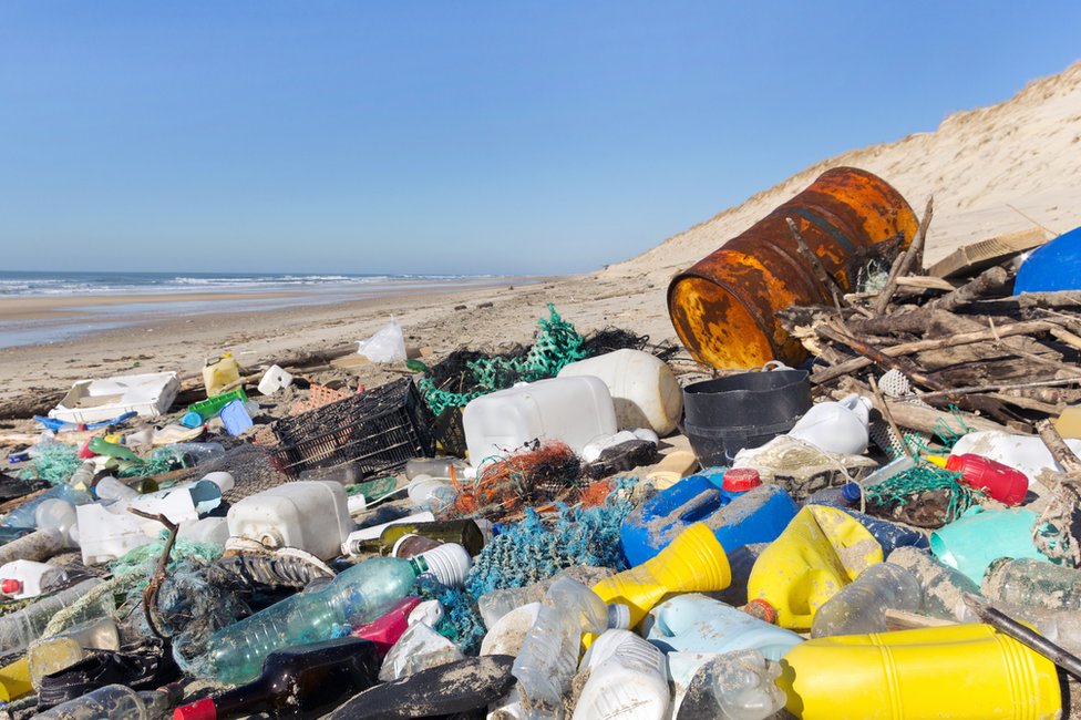 NO USAR. BBC. Residuos plásticos en una playa
