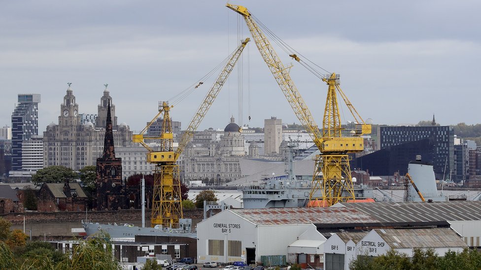 док компании Cammell Laird Shipbuilders на фоне набережной Ливерпуля