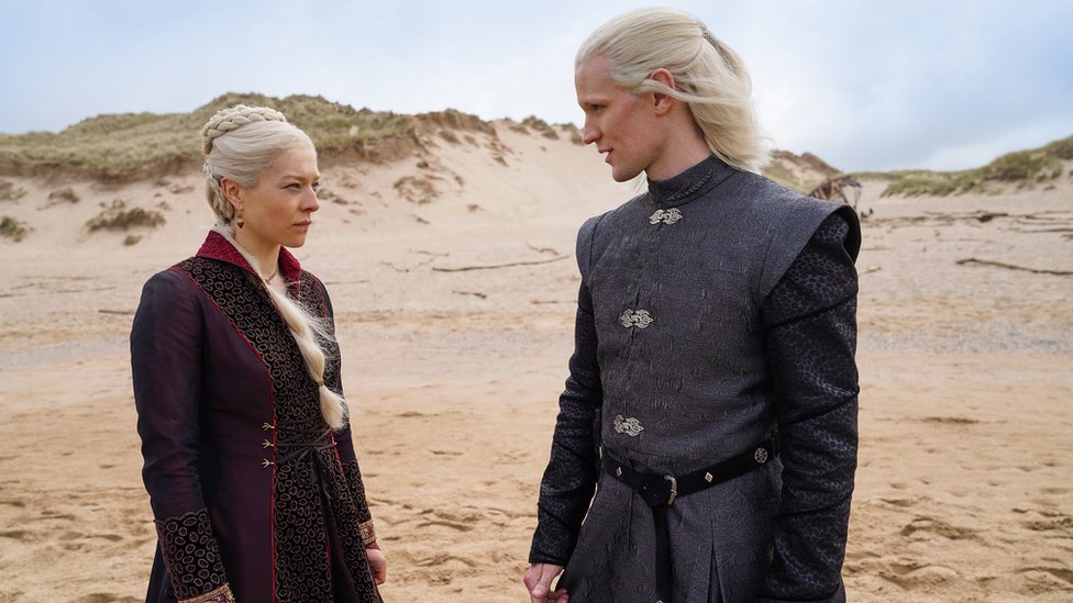 Emma D'Arcy interpreta a Rhaenyra Targaryen, con Matt Smith como Daemon Targaryen.