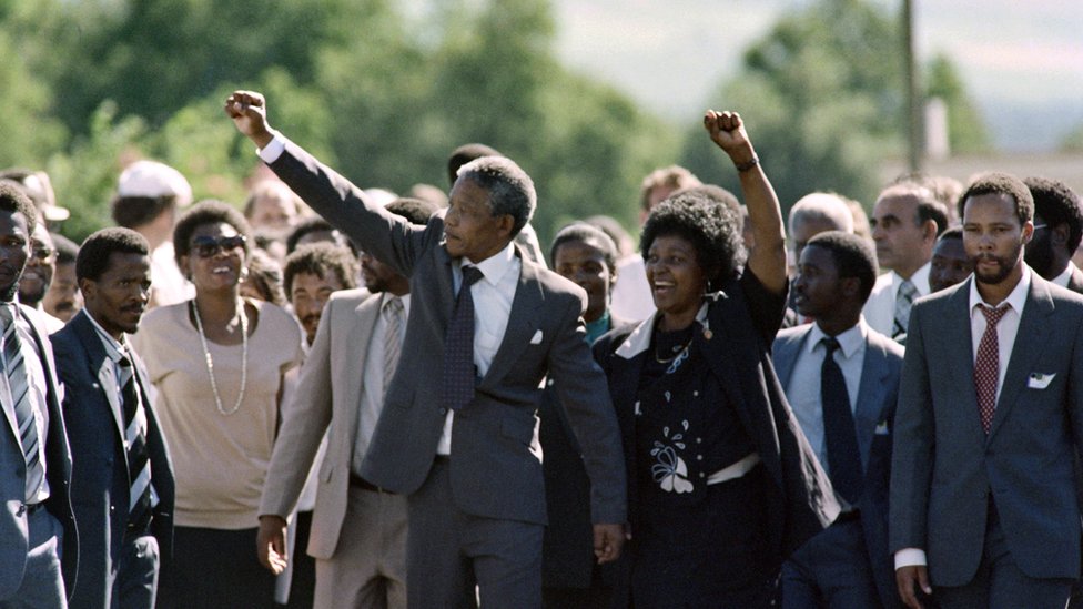 Нельсон Мандела гуляет с Винни Манделой и десятками других