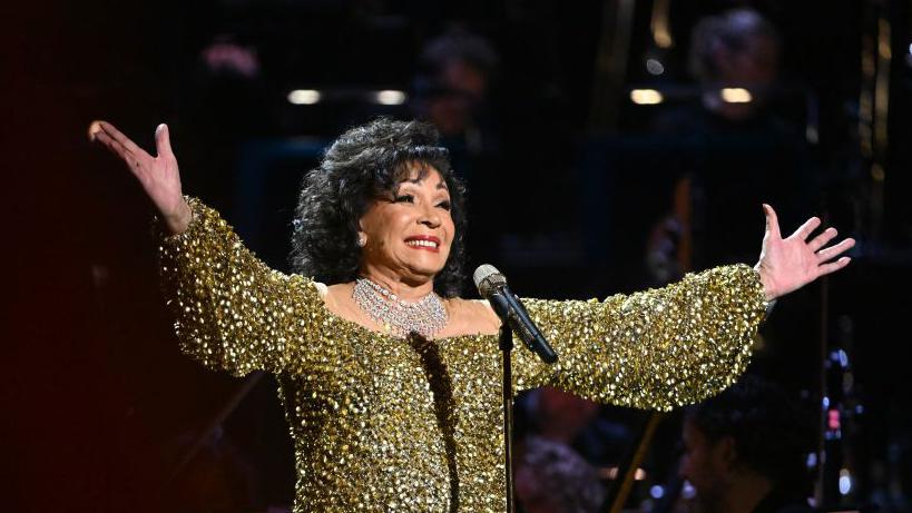 Shirley Bassey to auction diamond jewellery collection