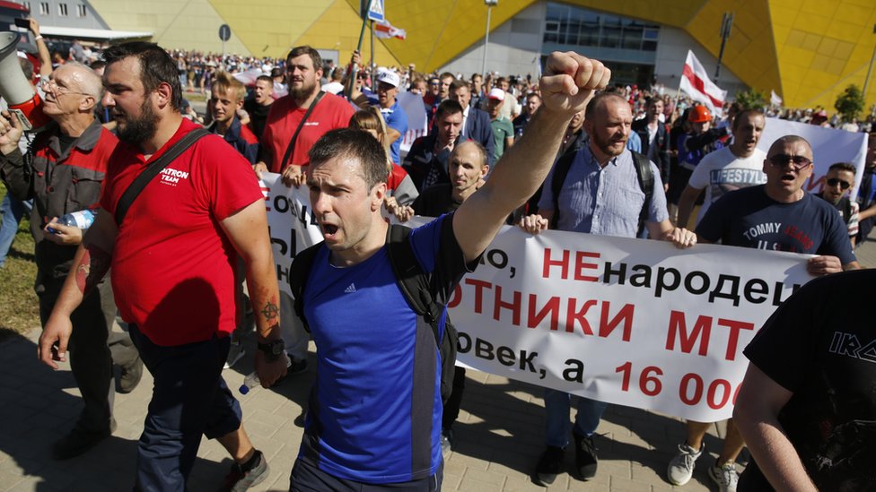 Митингующие у тракторного завода в Минске, 17 августа