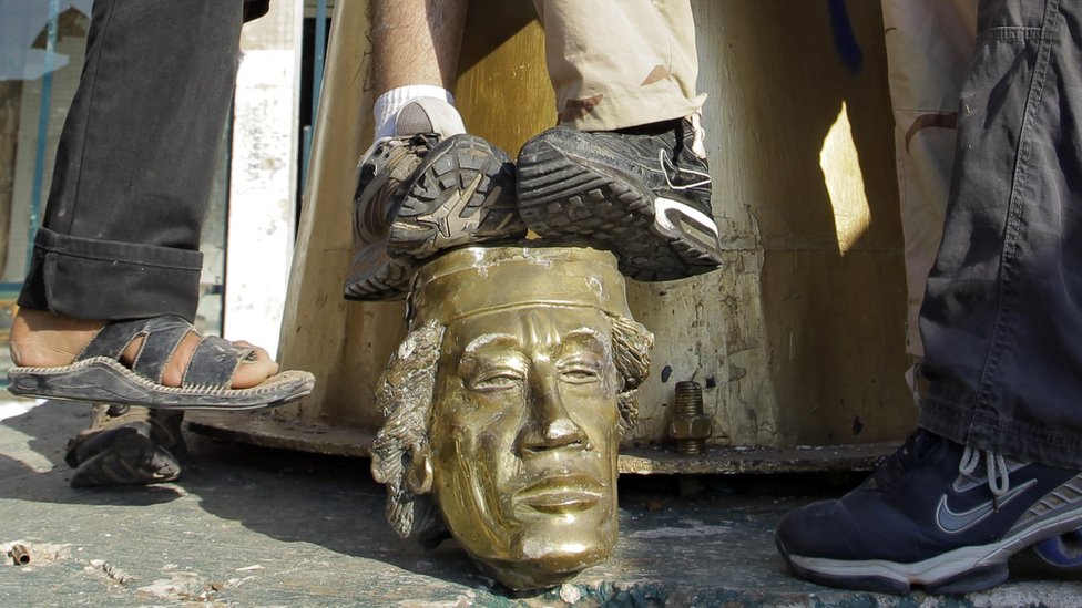 Статуя Каддафи снесена в Триполи в Ливии 23 августа 2011 года.