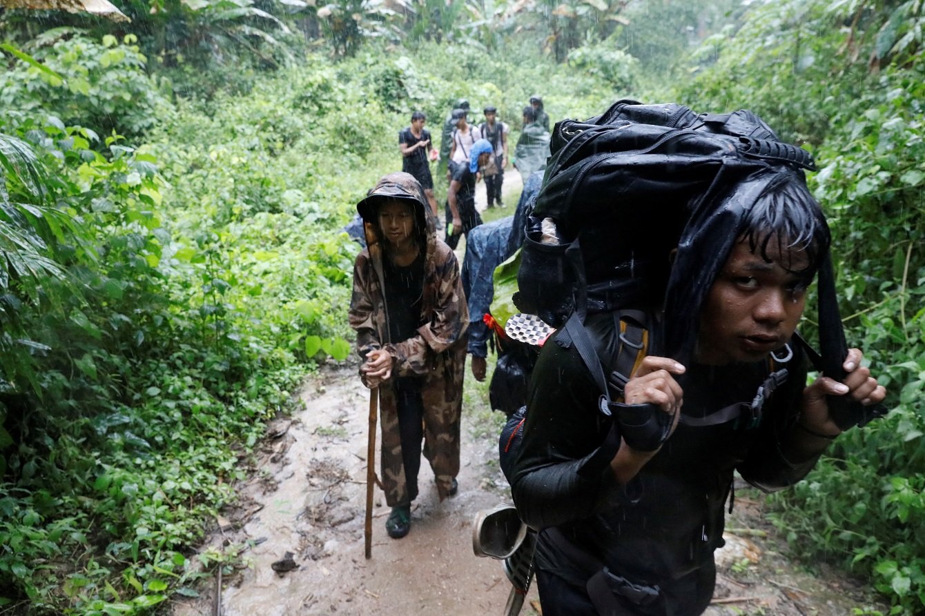 人民防衛軍成員在緬甸克倫邦徒步（資料圖）。