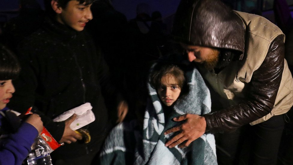 Девушка, завернутая в одеяло, была эвакуирована из удерживаемого повстанцами Алеппо 21 декабря 2016 года