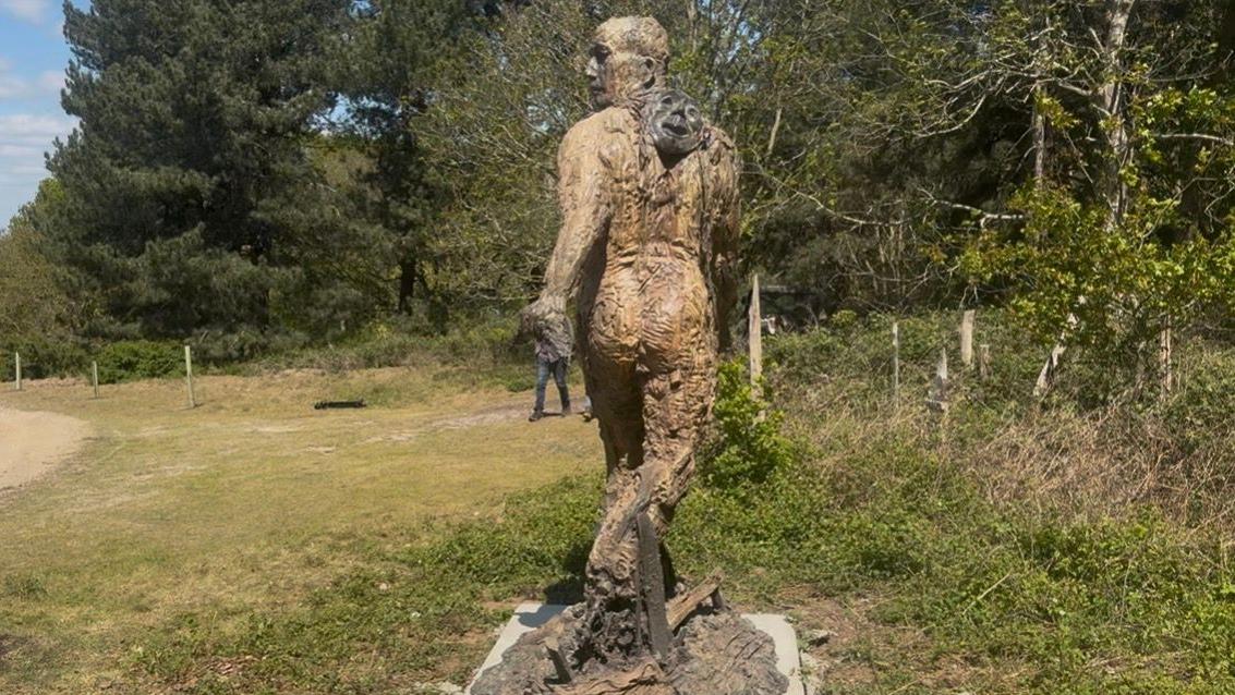 Yoxman sculptor installs statue in Saxmundham's crater theatre