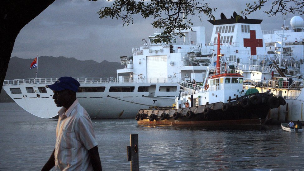 中國解放軍海軍和平方舟號醫院船停靠在斐濟蘇瓦港口（24/8/2014）