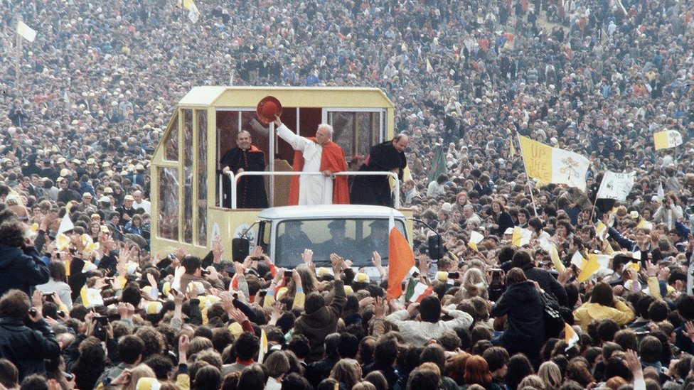 Миллионы людей пришли увидеть Папу Иоанна Павла II, когда он посетил Ирландию в 1979 году