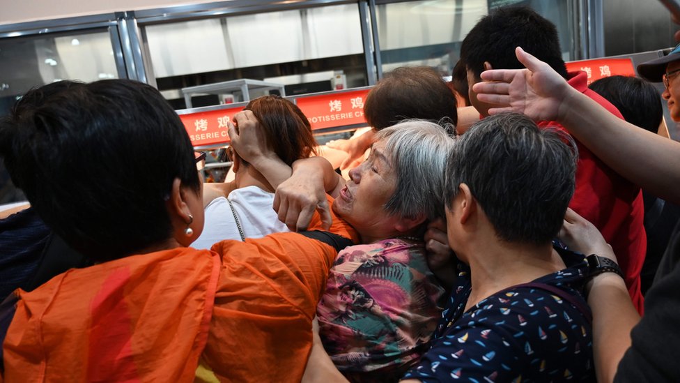 Los clientes se agolpan en la tienda de Costco de Shanghái, China.