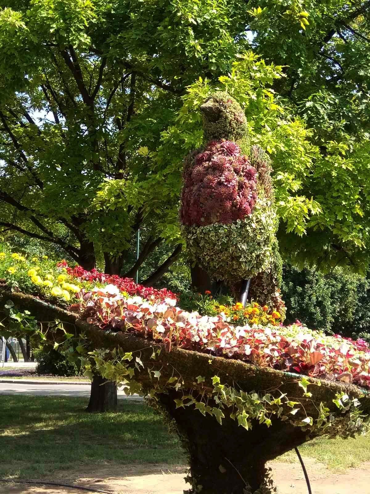 Skulptura od cveća na Adi Ciganliji u obliku vrapca