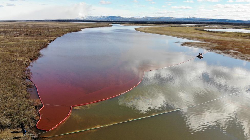 La imagen muestra un gran derrame de diesel en el río Ambarnaya en las afueras de Norilsk en Rusia