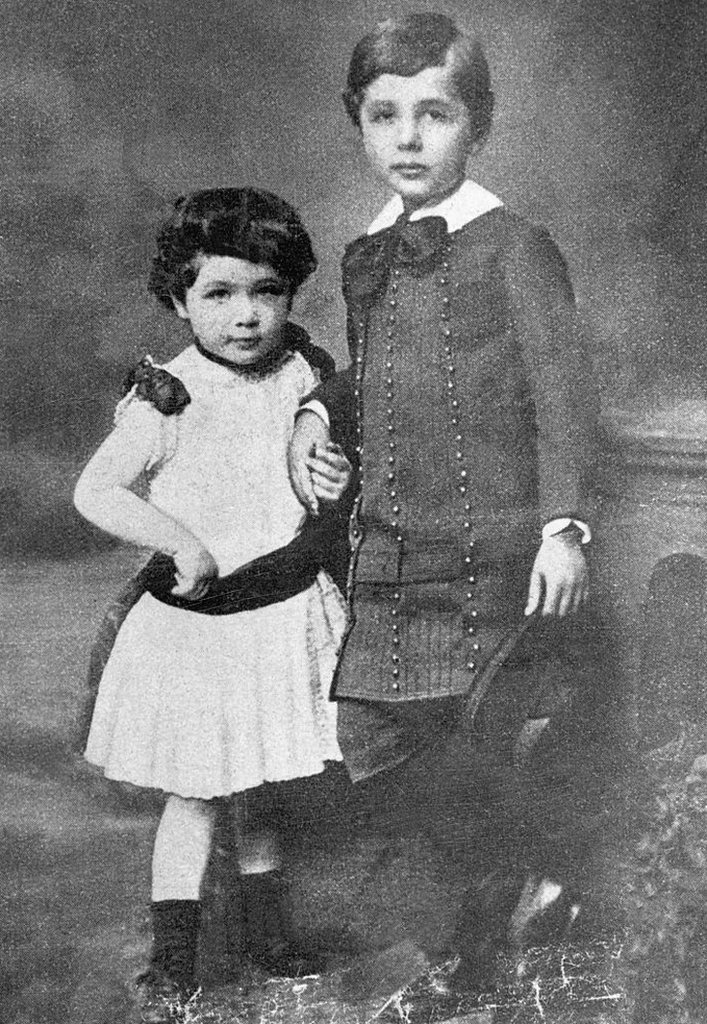 Albert and Maja Einstein cuando eran niños en 1884.