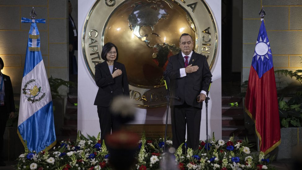 Tsai Ing-wen junto a Alejandro Giammattei.