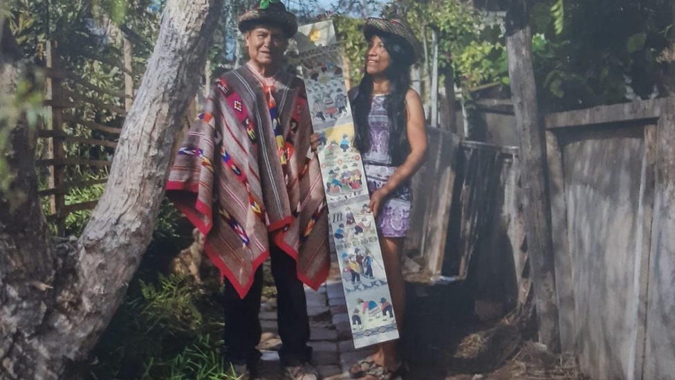 Primitivo Evanán y Valeriana Vivanco con una de las Tablas de Sarhua.