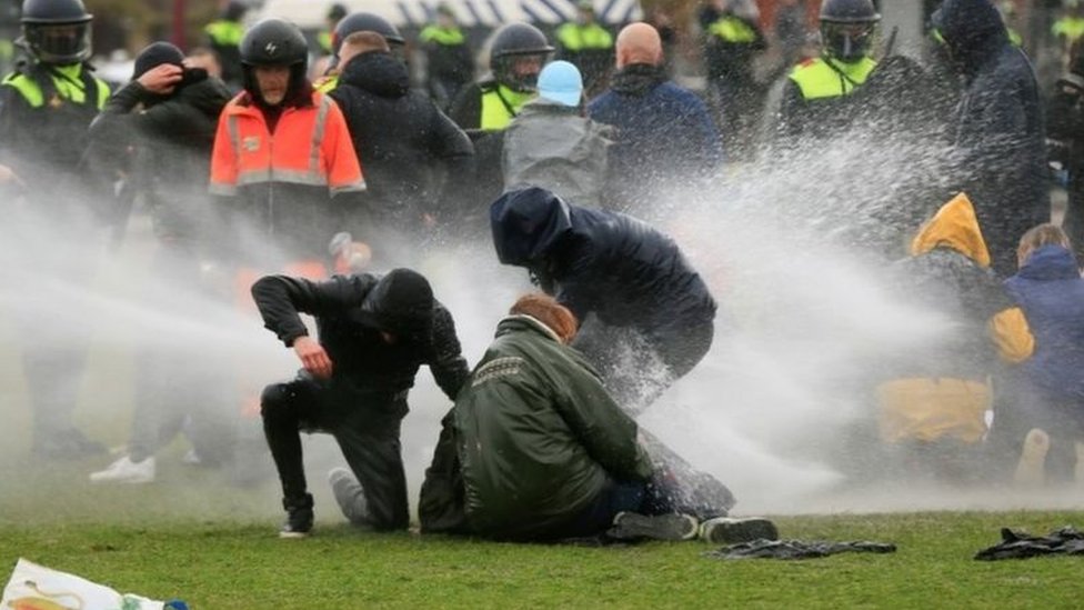 الشرطة استخدمت خراطيم المياه ضد المتظاهرين في أمستردام