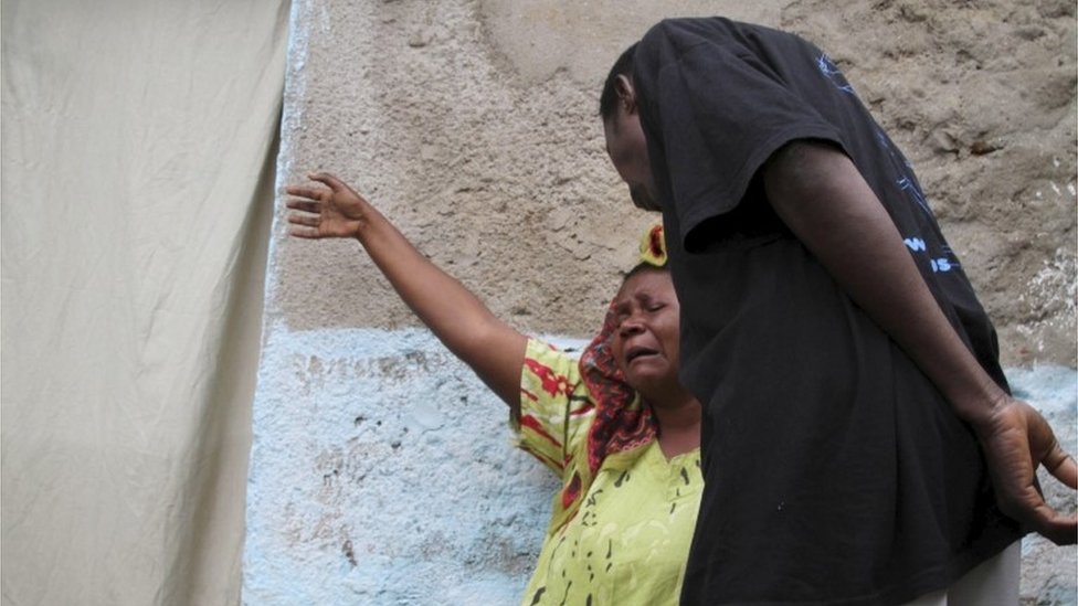 Женщина в районе Ньякабига оплакивает своего сына, который был застрелен