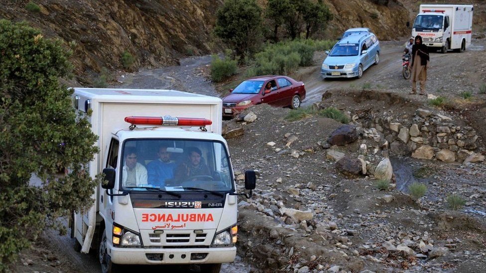 قافلة سيارات إسعاف تنقل ضحايا الزلزال في قرية غايان من خلال التنقل عبر التضاريس الصخرية