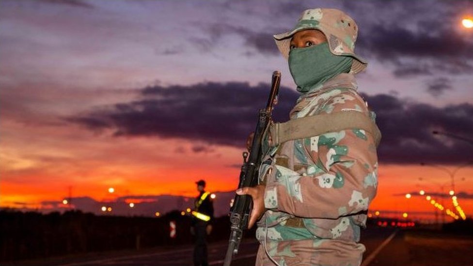 Coronavirus: South Africa deploys 70,000 troops to enforce lockdown