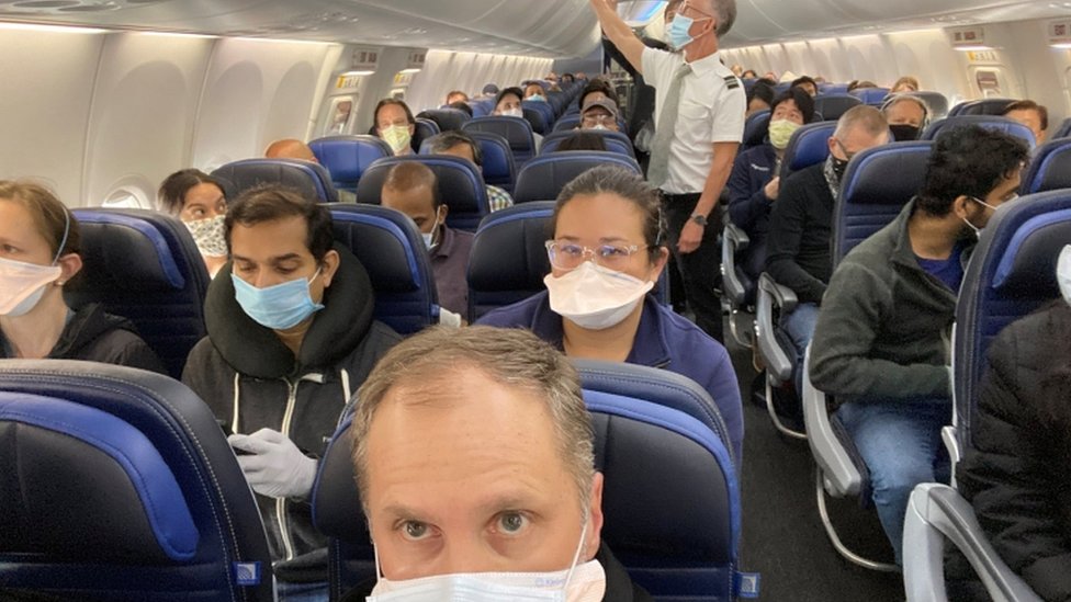 Ethan Weiss y un avión lleno de personas con tapabocas.