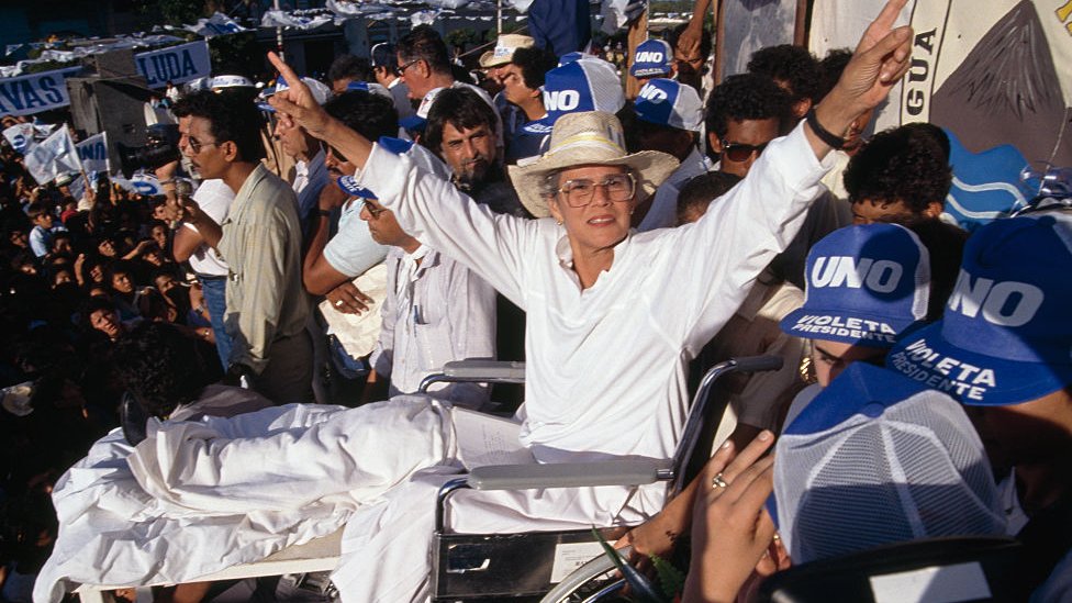 Doña Violeta Barrios de Chamorro en plena campaña electoral en 1990.