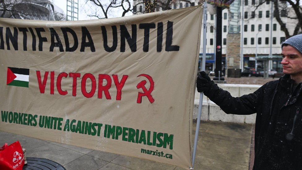 Aktivista u Edmontonu, Alberti, u Kanadi, drži transparent sa natpisom „Intifada do pobede"