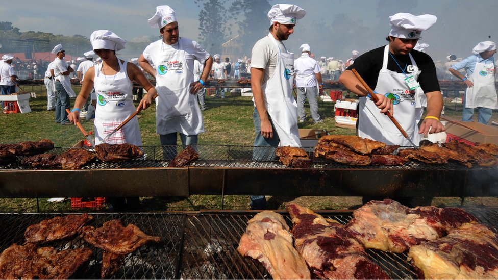 Uruguay no tienen capacidad para sustituir a Brasil en el mercado internacional de carnes, dijo el ministro de Ganadería Tabaré Aguerre. Asadores al aire libre.