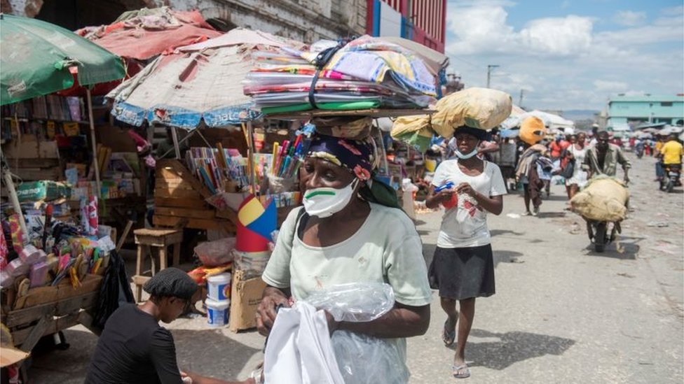Personas en un mercado de Haití
