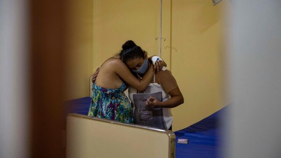 Mulheres se abraçam em hospital no interio do Pará