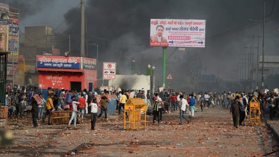خاضت الشرطة والمحتجين معارك ضارية في شوارع دلهي