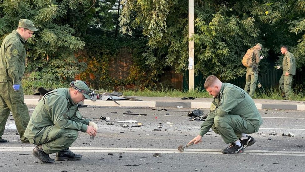 俄羅斯調查人員公布了這張調查小組檢查爆炸現場的照片。