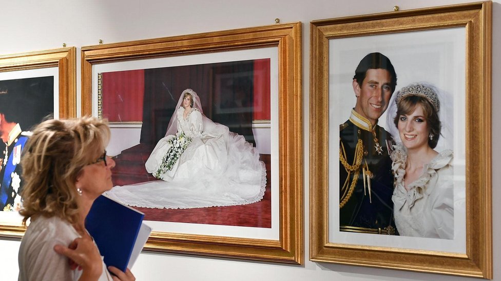 La cadena Channel 4 promociona el nuevo documental diciendo que retrata a Diana en su estado "más sincero, natural y carismático". Mujer mira imágenes del casamiento de Carlos y Diana.