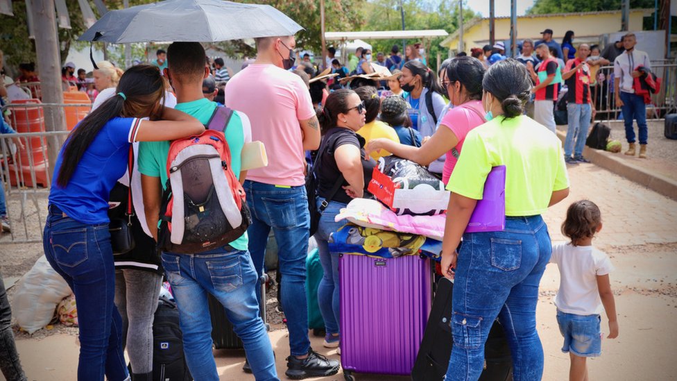 Migrantes venezolanos hacen fila para trámites migratorios en Pacaraima, una ciudad en el norte de Brasil que se encuentra justo al otro lado de la frontera con Venezuela y es el principal punto de entrada a Brasil para miles de migrantes.