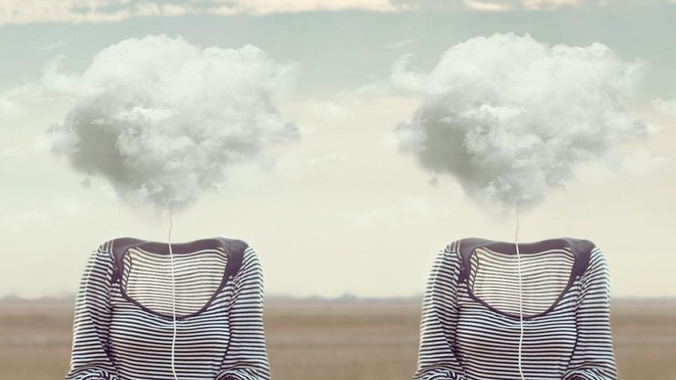 Nubes con siluetas de mujeres.