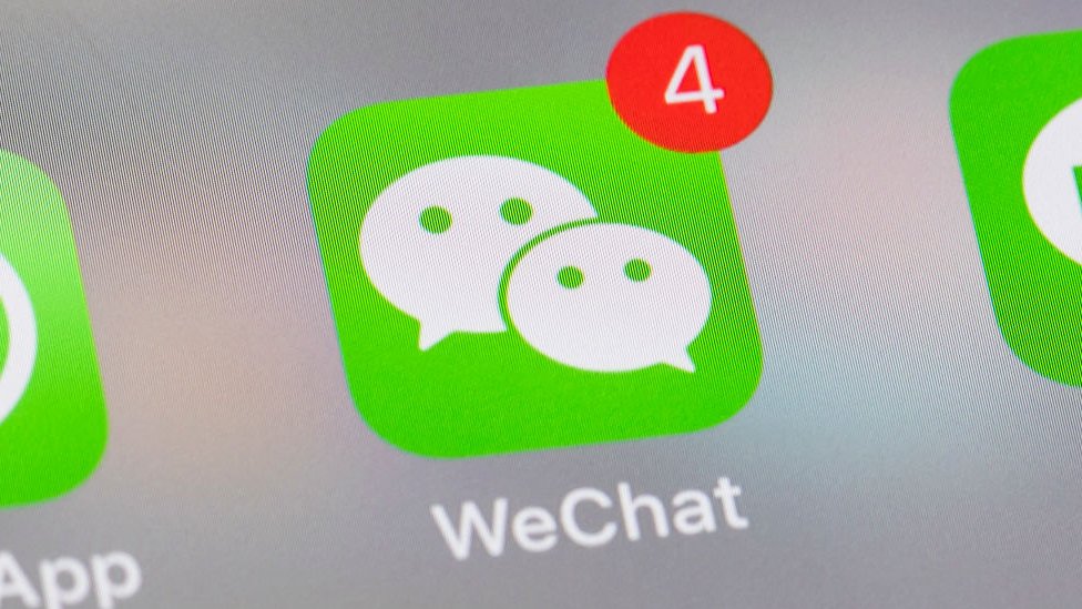 смартфон с иконками для приложений социальных сетей WeChat и других