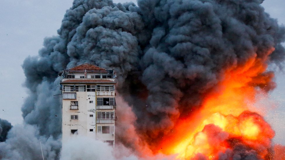 Smoke and flames rise after Israeli forces struck a high-rise tower in Gaza City (7 October 2023)