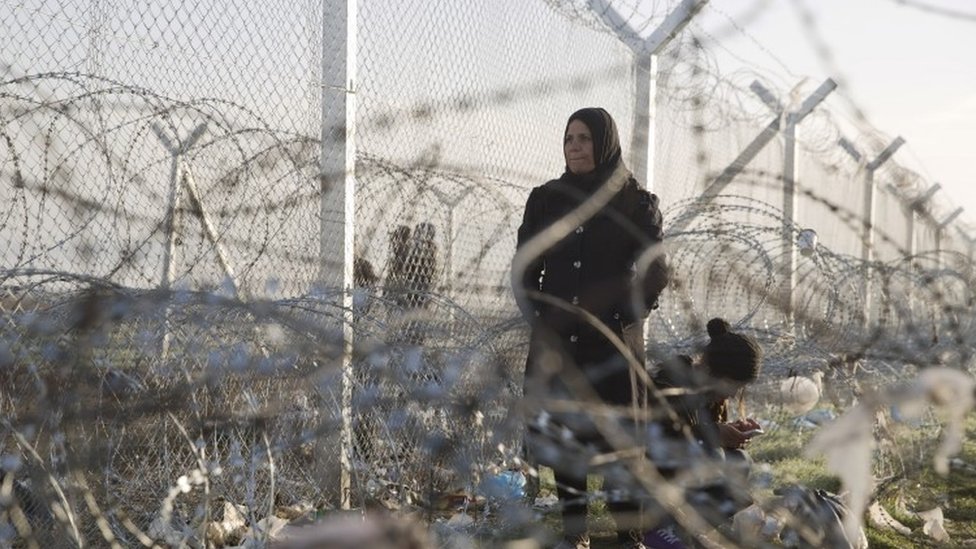 Две женщины возле пограничного перехода, отделяющего Грецию от Македонии, на северной греческой пограничной станции Идомени (2 марта 2016 г.)