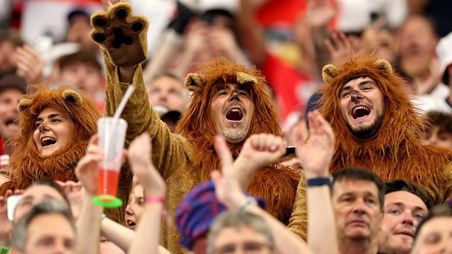 It blew up,' say Wallingford England fans dressed as three lions - BBC News