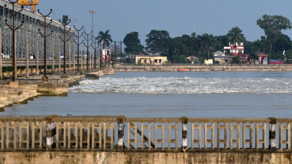 Общий вид показывает плотину Коши, шлюз для предотвращения наводнений через реку Коши, Бирпур, район Сунсари, примерно в 250 км от столицы Непала Катманду, 16 августа 2017 г.