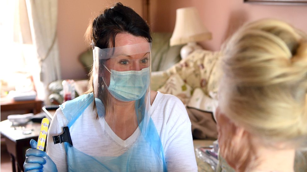 Право на дому Сара Кокс делает ногти клиентке Патрисии Тейлор дома во время пандемии коронавируса