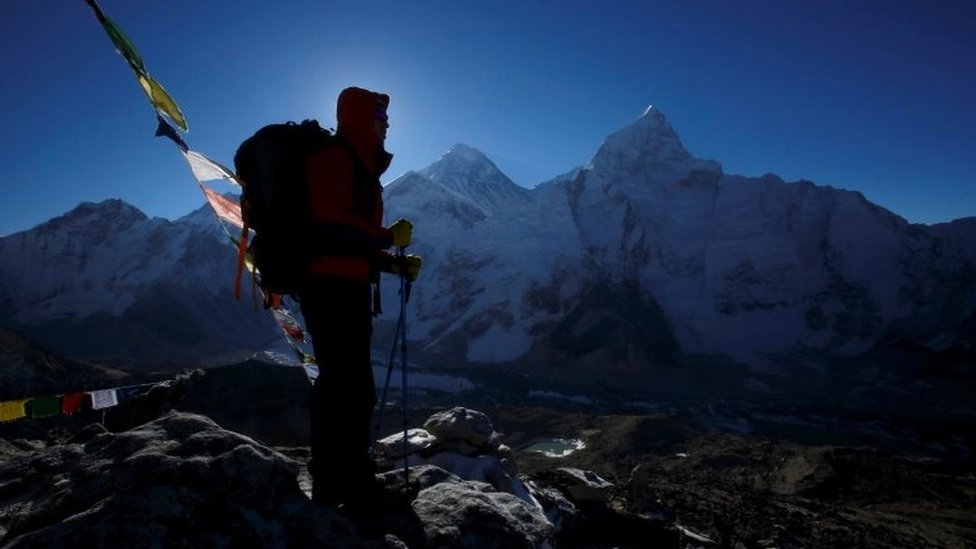 Путешественник виден боком на Эвересте