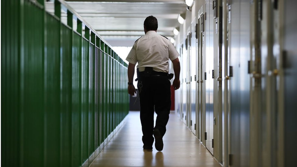 Prison officers 'voting with their feet' amid jobs surge