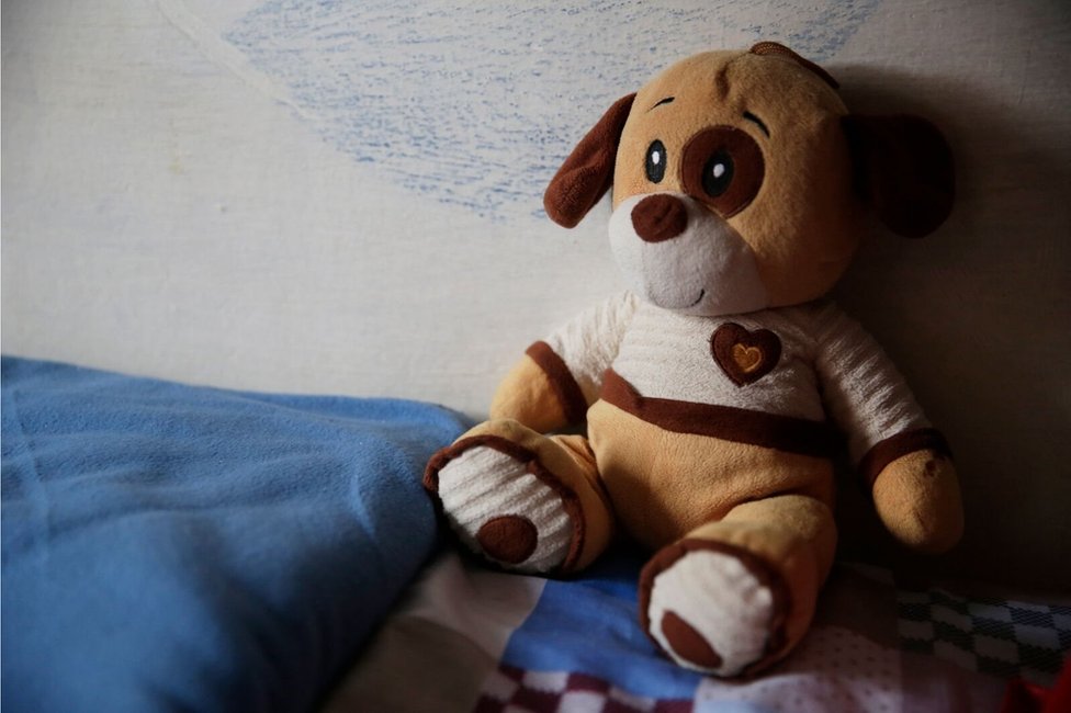 Мягкая игрушка стоит на кровати в Пунта-де-Рьелес