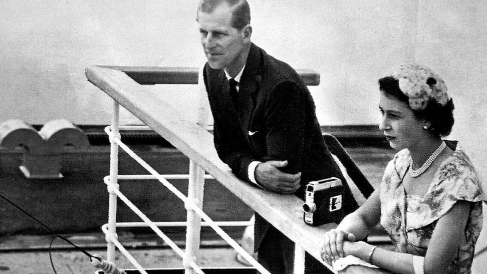 La reina Isabel II y su esposo, el príncipe Felipe, duque de Edimburgo, en las esclusas de Miraflores, en el Canal de Panamá, 29 de noviembre de 1953.