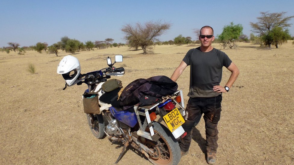Stephen McGown planeaba viajar por Europa y África por seis meses. (Foto cortesía de Stephen McGown) Stephen McGown y su moto por el viaje en África. (Foto: Stephen McGown)