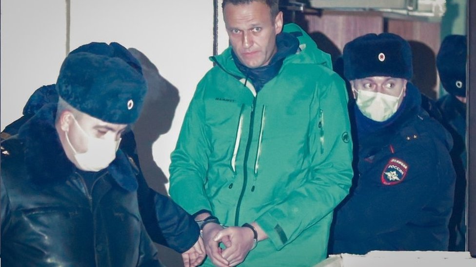 納瓦爾尼（中）在莫斯科機場被警察帶走（18/1/2021）