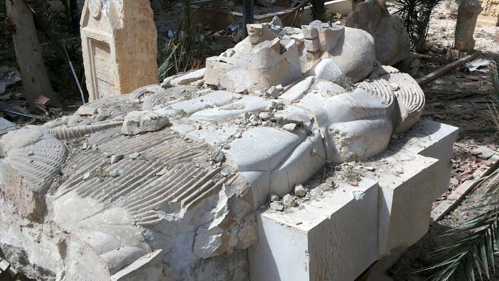Вид показывает поврежденный артефакт у входа в музей исторического города Пальмира после того, как силы, верные президенту Сирии Башару аль-Асаду, отбили город