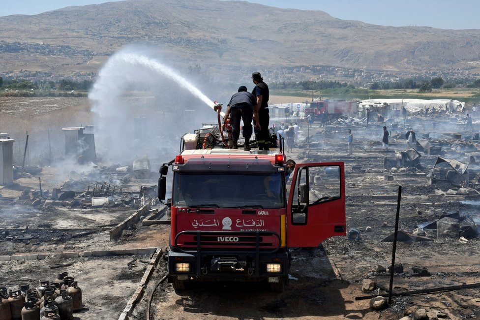 El campamento quedó calcinado. Bomberos apagan el fuego en un campamento de refugiados sirios en el valle de Bekaa, en Líbano.